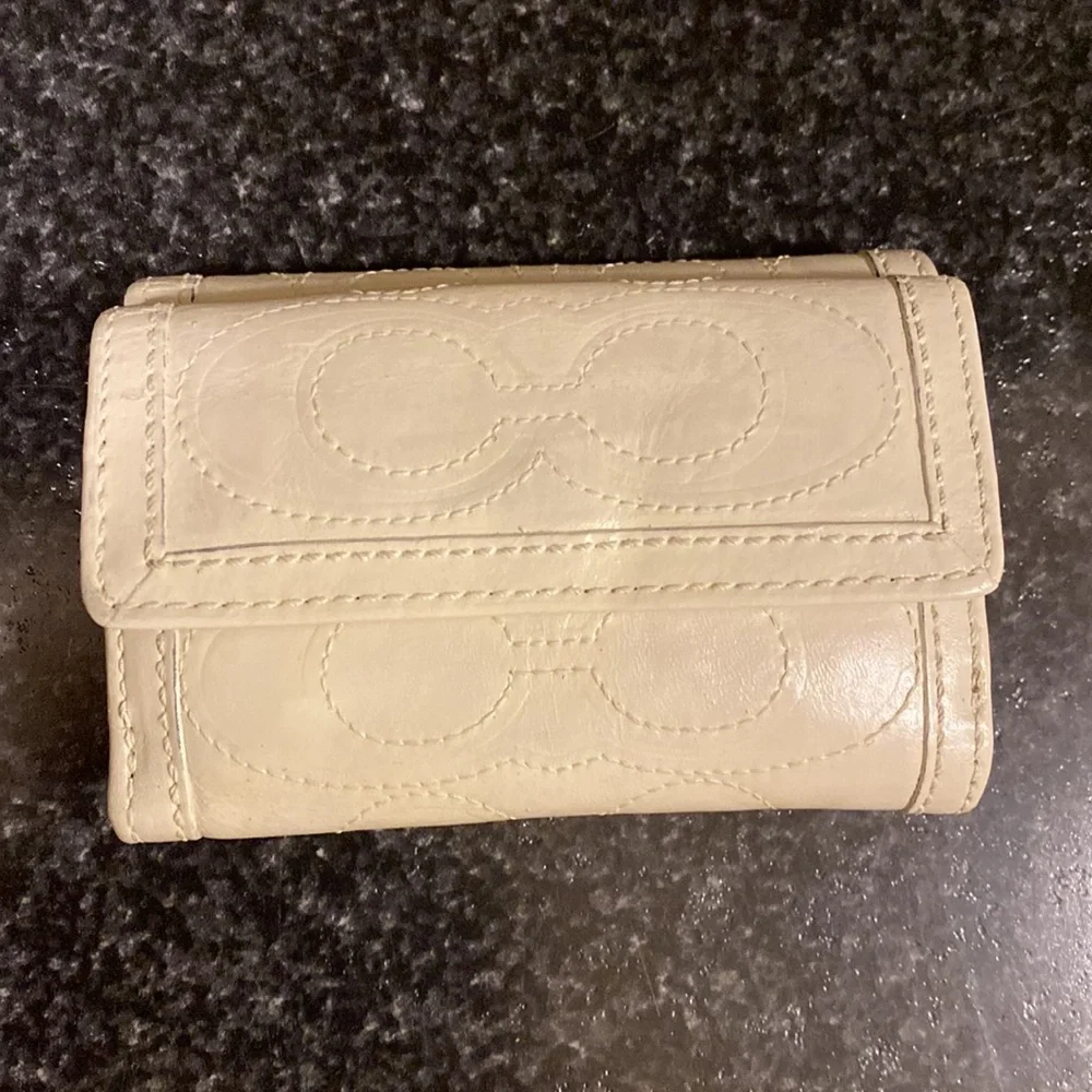 COACH mini tri-fold leather wallet. - Picture 3 of 11